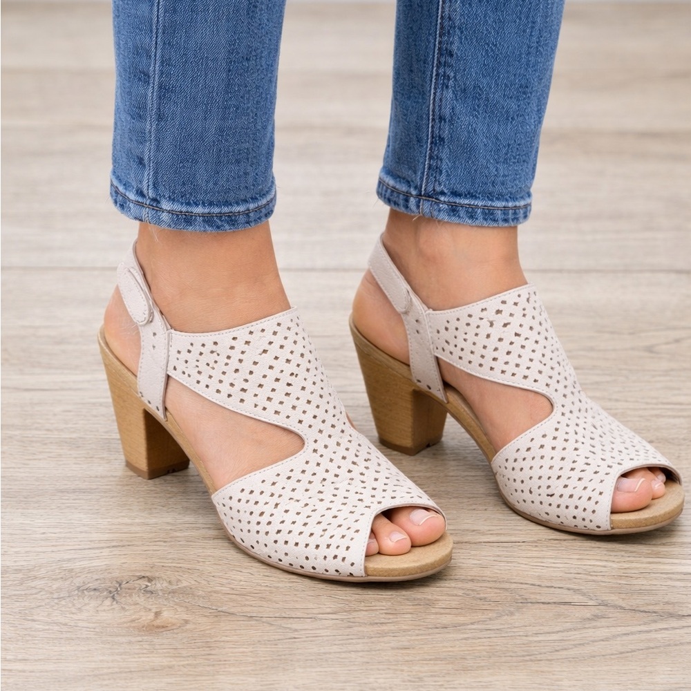 DanskoTeagan NWOT Size 9.5-10 Beige Perforated Slingback Block Heel Sandals